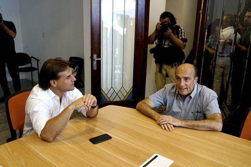 Uruguay: candidato derrotado Martínez felicita a Lacalle Pou